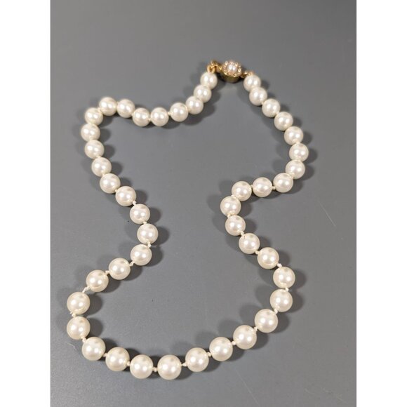 Vintage Glass Faux Pearl Rhinestone Clasp Classic Necklace 17" - Picture 2 of 9